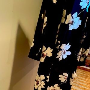 Beautiful black duster with white poppies size M